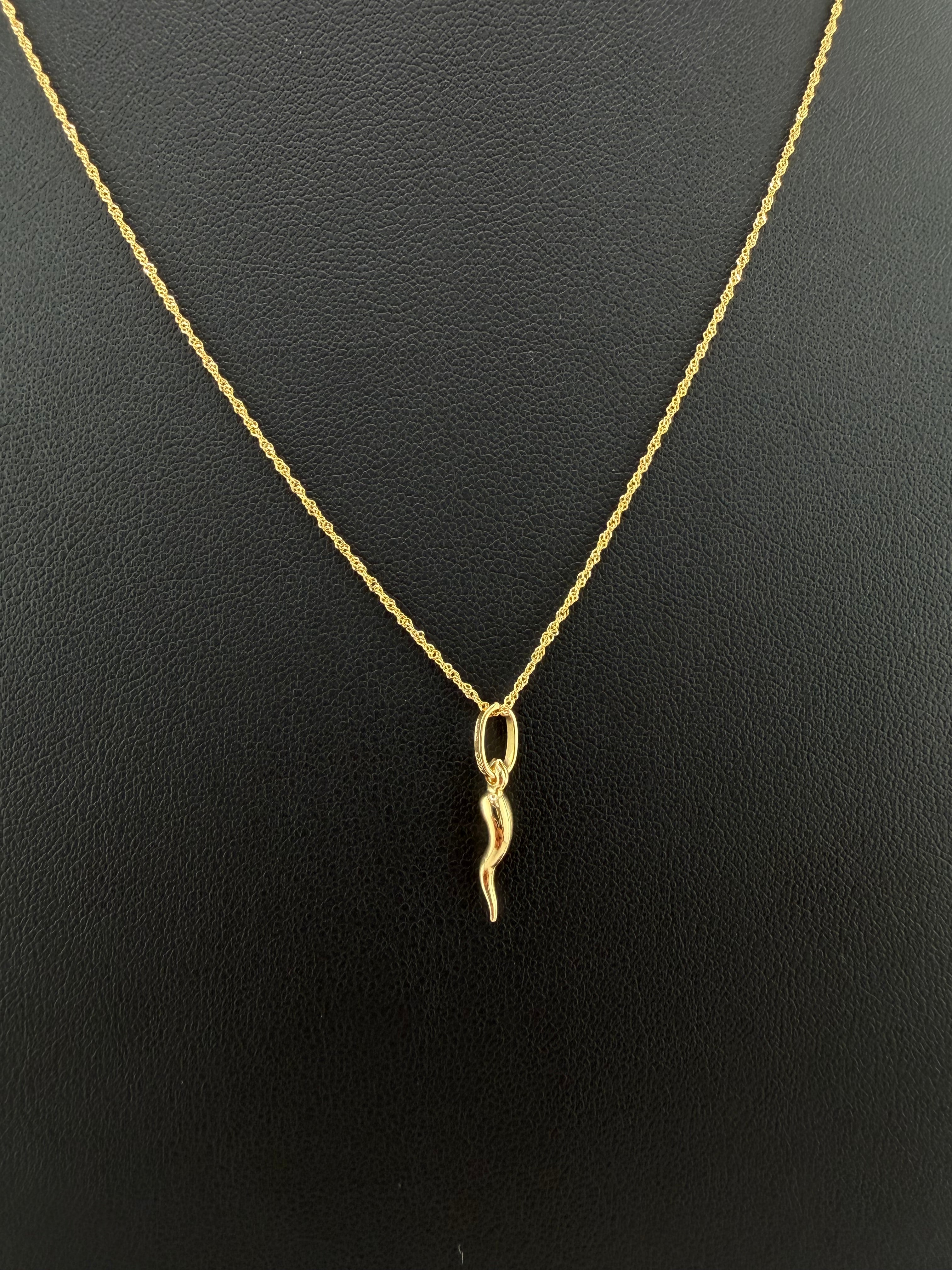 Singapore Chain & Horn Pendant Set – 18K Yellow Gold (Italy) – 1.41g | 45cm | 0.8mm