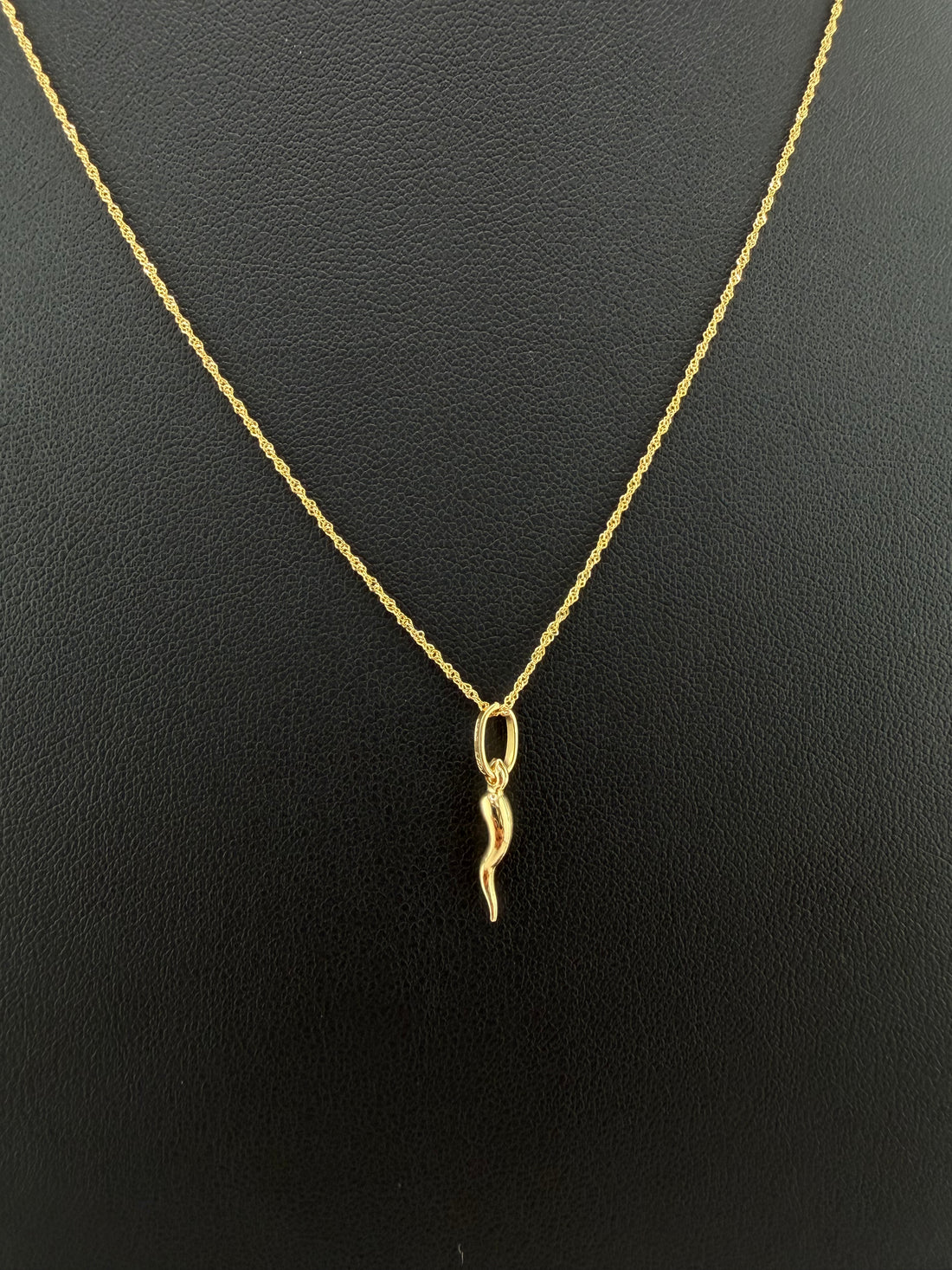 Singapore Chain & Horn Pendant Set – 18K Yellow Gold (Italy) – 1.41g | 45cm | 0.8mm